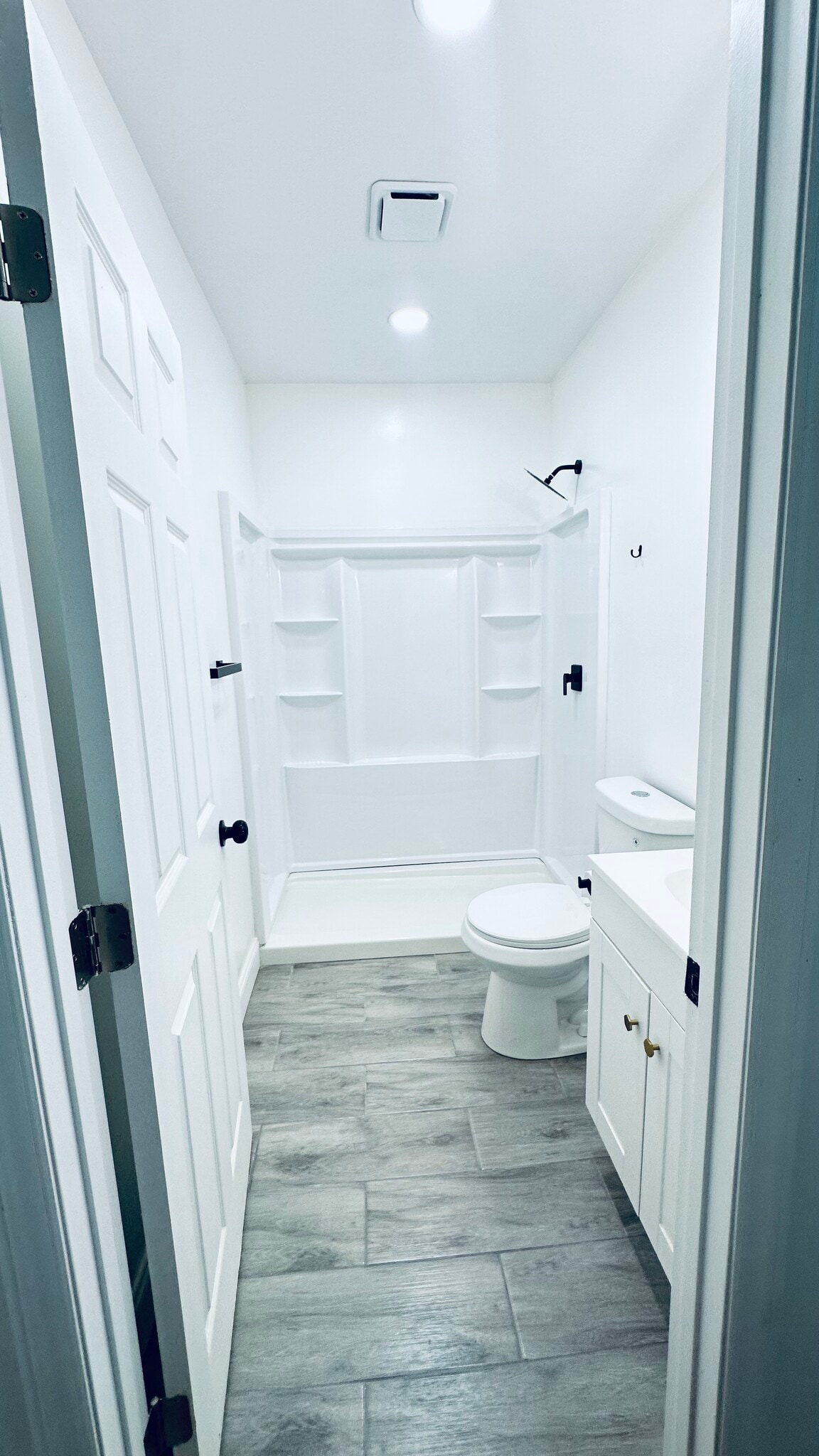 Full bathroom - 411 Ebenezer Ave