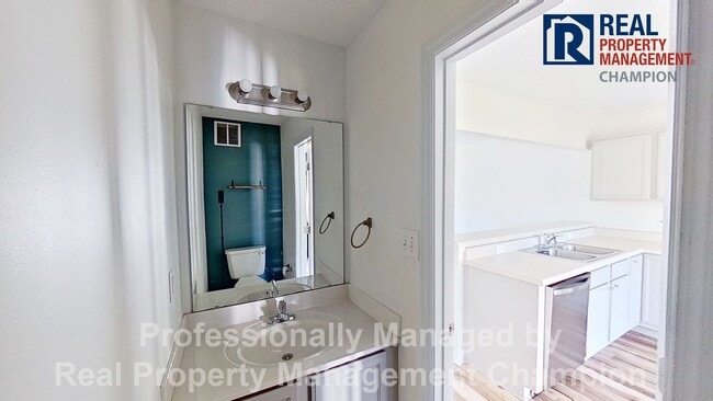 Building Photo - Super cute 2 BD/2.5 BA Townhome with Screened Porch