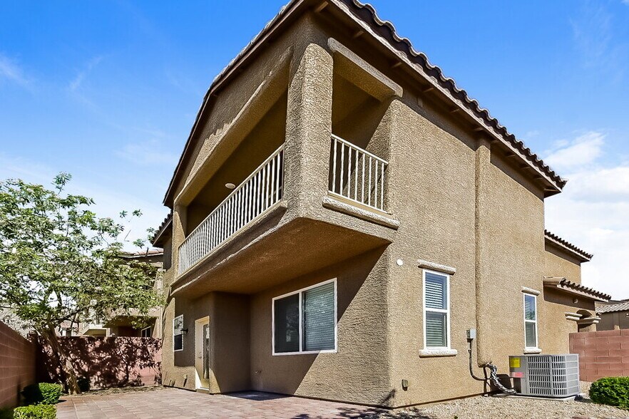Building Photo - 10509 W Gilmore Ave