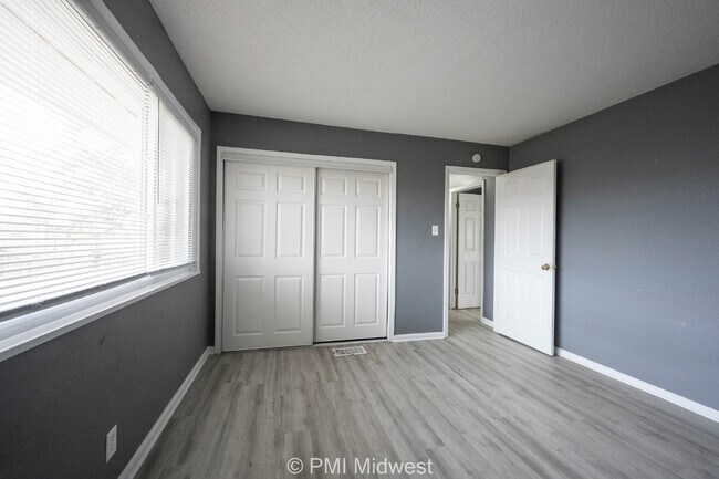 Building Photo - Cozy 2 Bedroom Apartment in Indianapolis w...