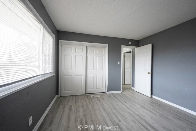 Building Photo - Cozy 2 Bedroom Apartment in Indianapolis with Spacious Layout and Convenient Location