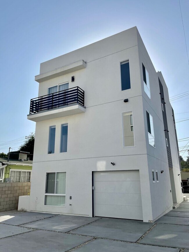Building Photo - 116 S Ave 63