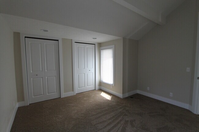 Building Photo - Beauty is on the inside! Outstanding 2-Bed...