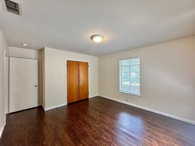 Building Photo - Spacious 3 bedroom 2 bathroom home in Tyler!