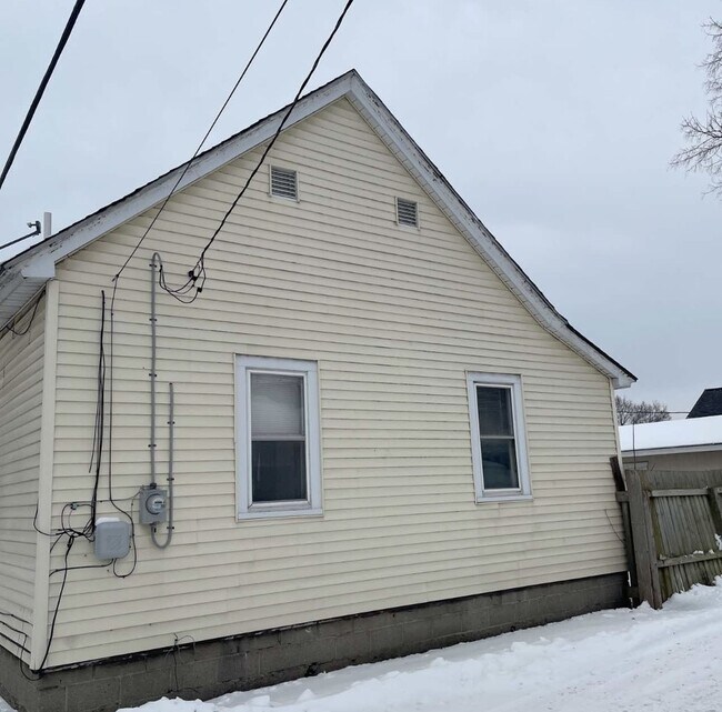 Building Photo - 809 Elk St