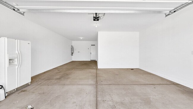 Building Photo - Newly built home with loads of space and S...
