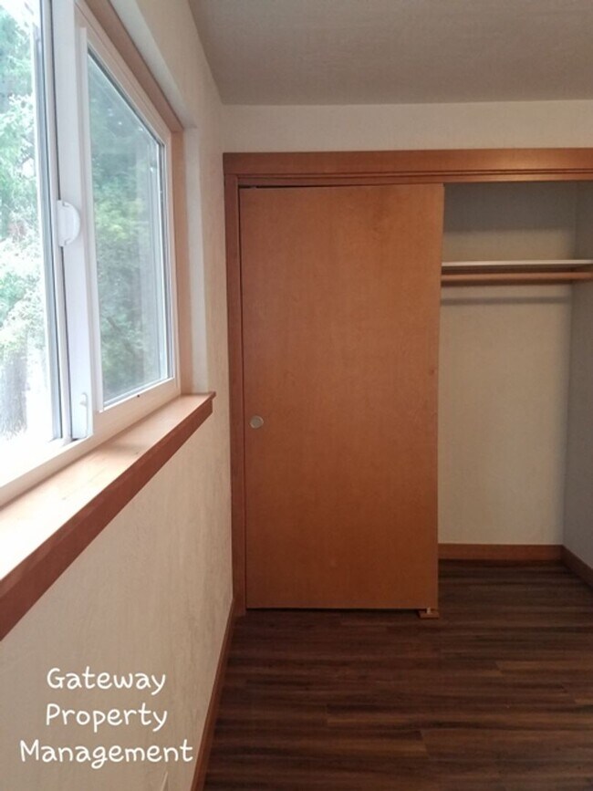 Building Photo - Spacious 3 bedroom