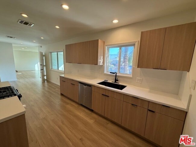 Building Photo - 1411 N Avon St