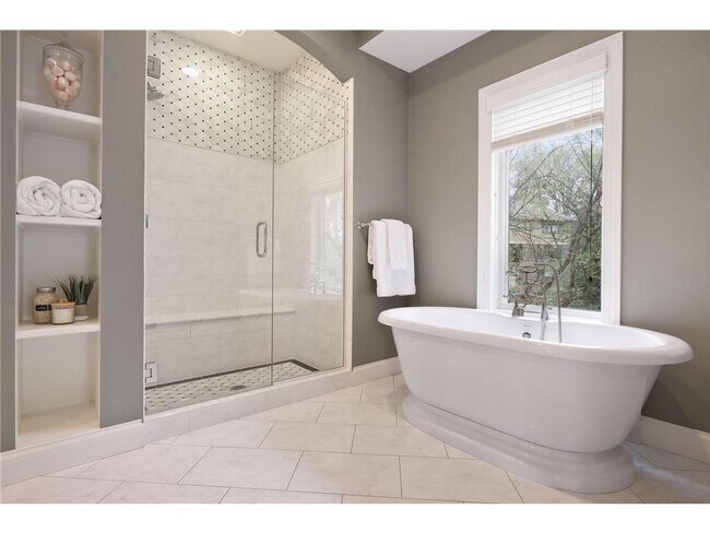 Building Photo - 3632 Rainbow Dr
