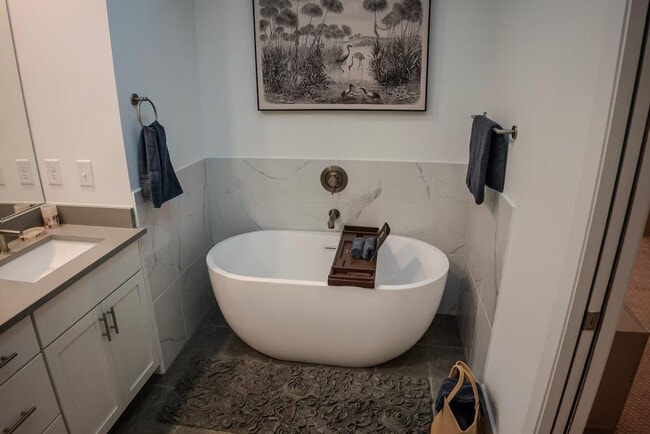 Building Photo - 1680 Memorial Dr SE