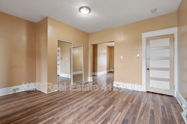 Building Photo - 523 Marwood Ave