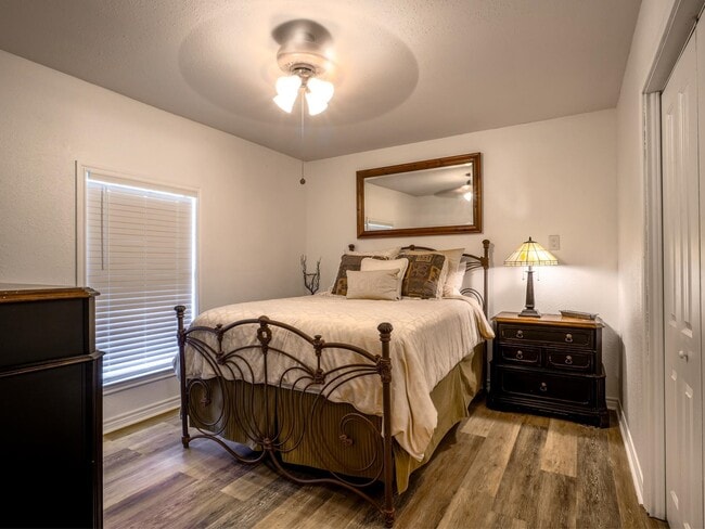 Building Photo - 103 N Ave Q