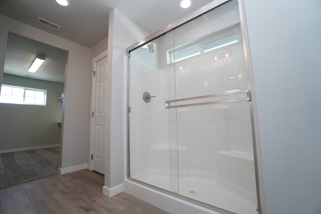 Building Photo - 1218 W Bass River Dr