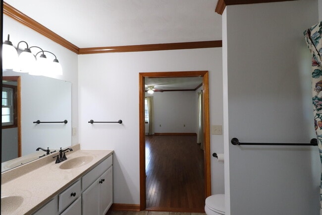 Building Photo - 204 Weil Ln