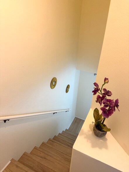 Building Photo - 647 Meakanu Ln