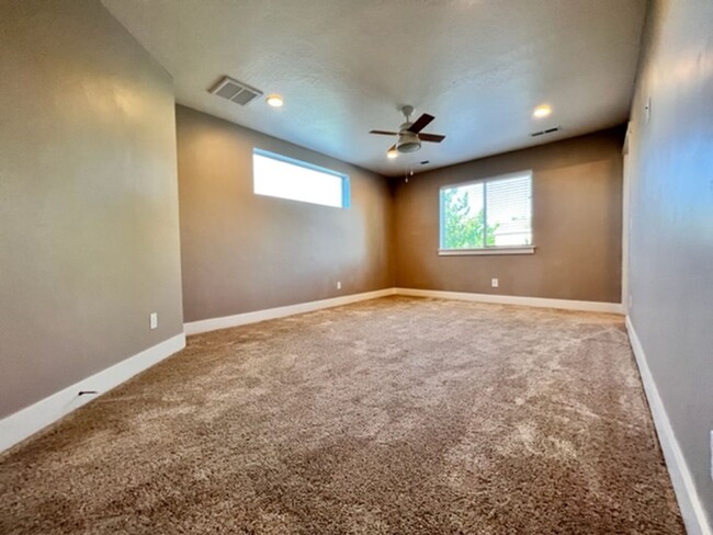 Building Photo - Beautiful Townhouse!