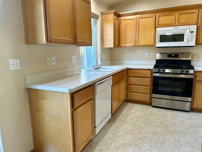 Building Photo - Ranch Style Home in NE Bend!  Fenced in backyard!