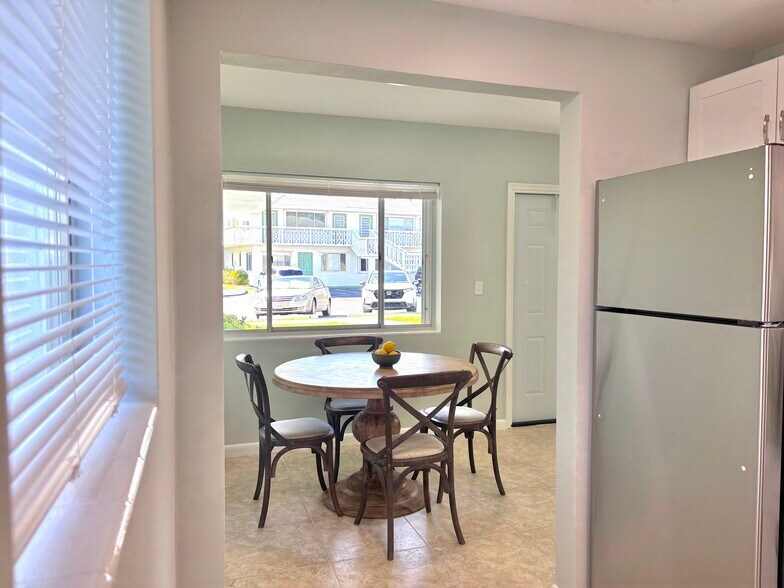 Building Photo - 1950 Lake Osborne Dr