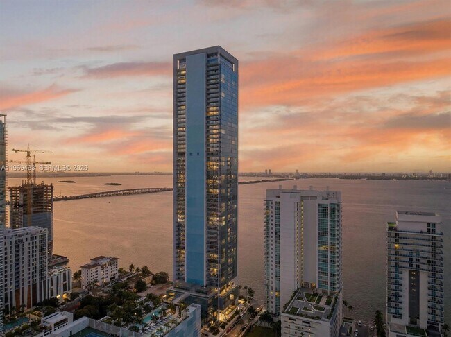 Building Photo - 700 NE 26th Terrace