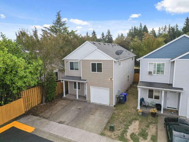 Building Photo - 4 bed, 2.5 bathroom House available ($500 ...