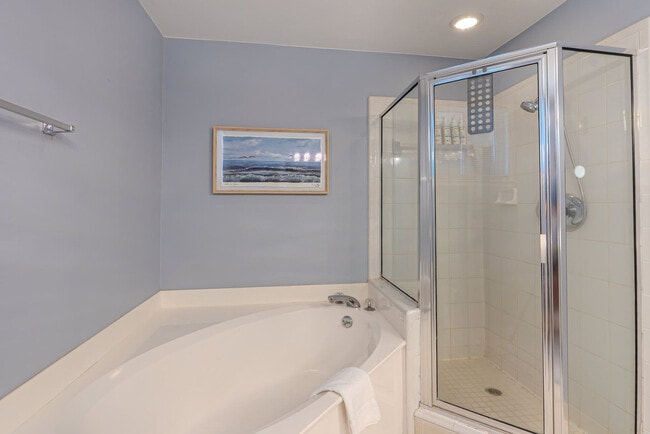 Building Photo - 10 N Forest Beach Dr