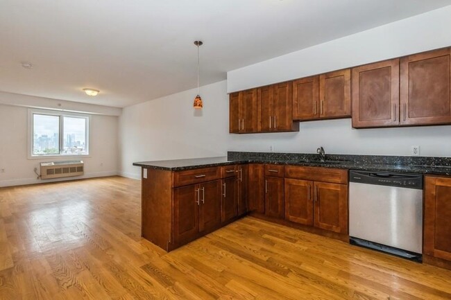 Primary Photo - 125 43rd St