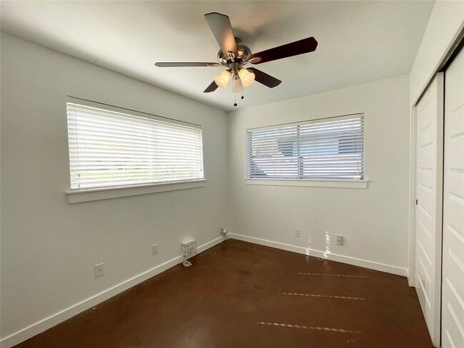 Building Photo - 1806 Blue Crest Dr