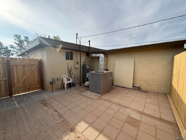 Building Photo - 723 N Musgrove Ave