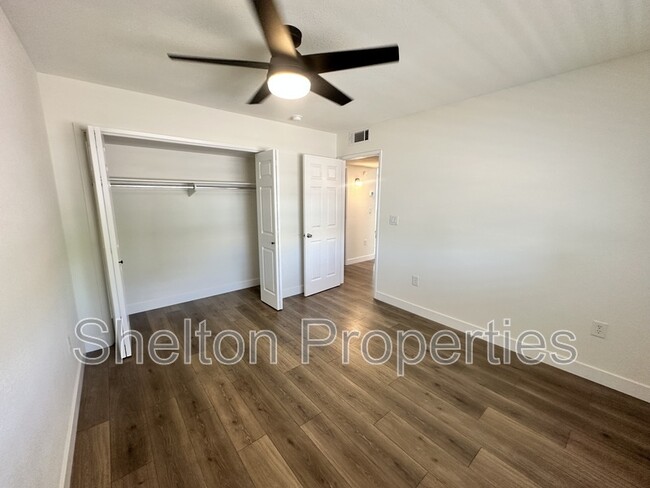 Building Photo - 10806 W Camelot Cir