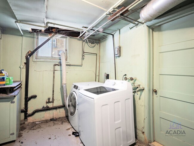 Building Photo - Charming, private basement apartment, enjoy your first month rent-free!