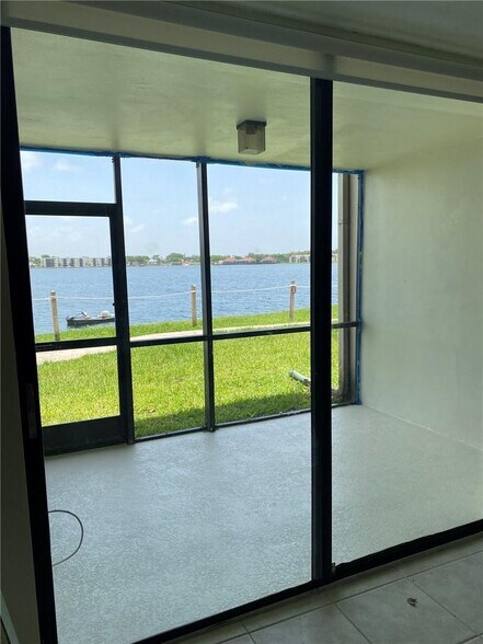 Building Photo - 115 Lake Emerald Dr