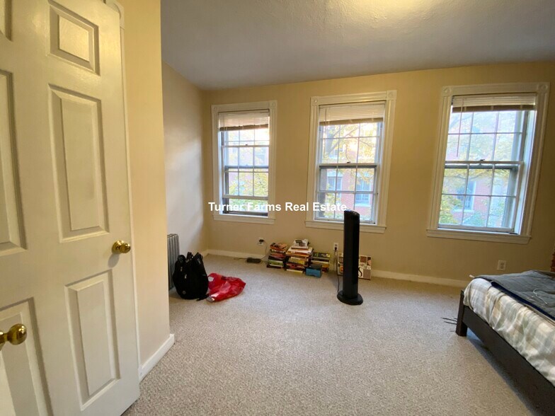 Building Photo - 82 Phillips St