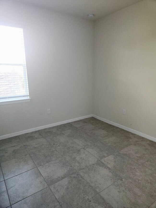 Building Photo - Call Ed for showings (352) 217-0284