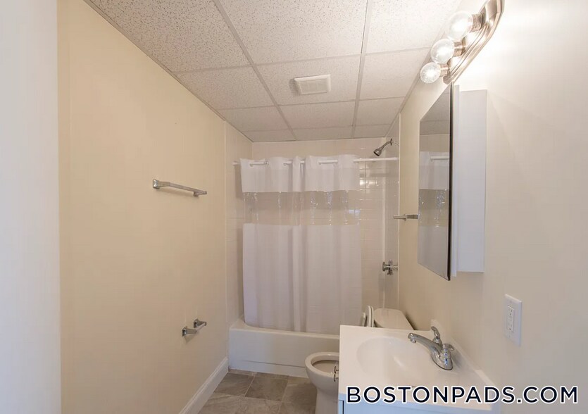 Building Photo - 1126 Boylston St