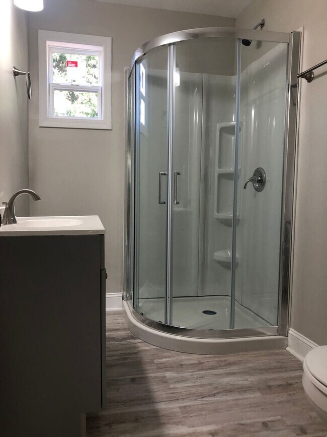 Building Photo - Price Reduced with MOVE-IN SPECIAL! $250 o...