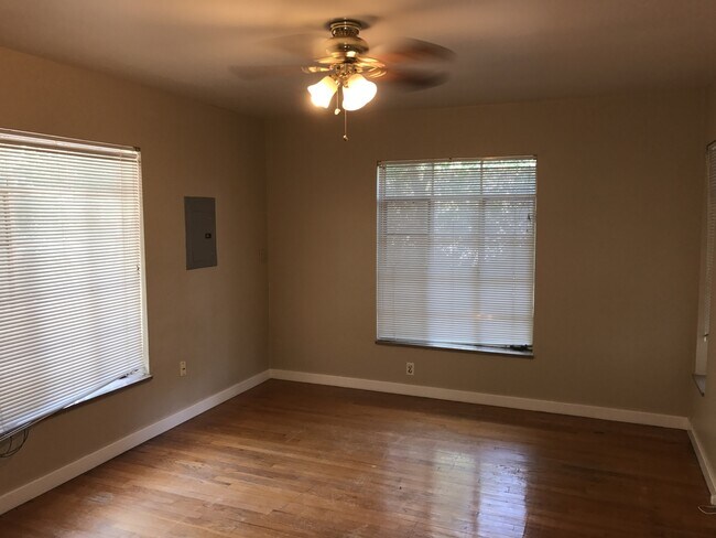 Building Photo - 3 bed home in historic area for rent near the Paseo district, on Hudson between NW 23rd and NW 36th.