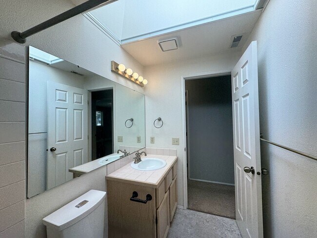 Building Photo - Charming 3-Bedroom Home in Desirable Gem H...