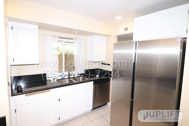 Building Photo - 3 bed, 2.5 bath Home in Charming Neighborh...