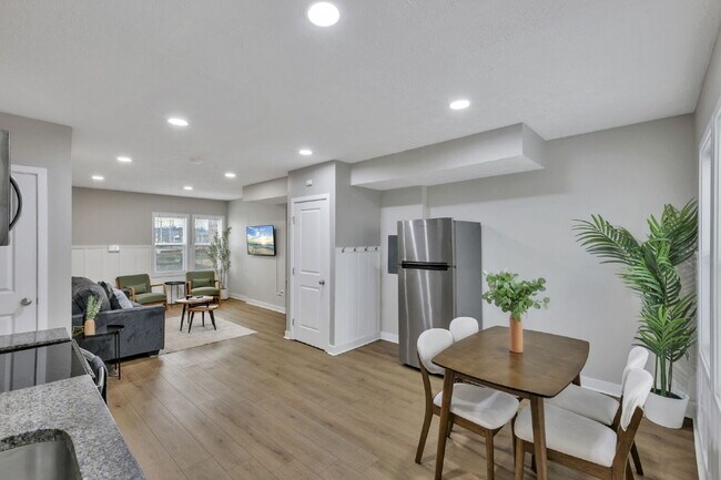 Building Photo - Modern 2BR Townhouse | Walk to Downtown | All Utilities Included