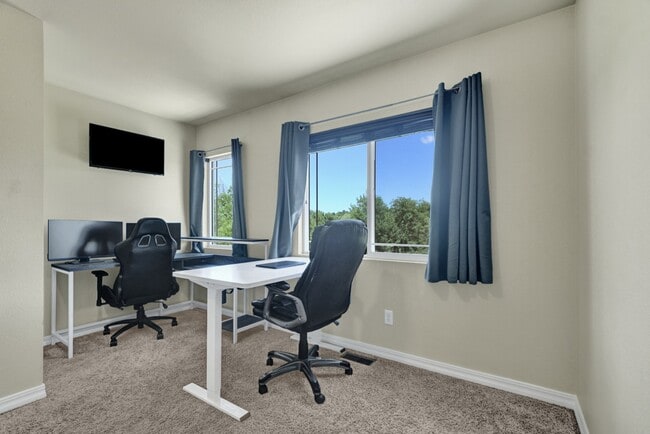 Building Photo - Updated end-unit townhouse for rent!