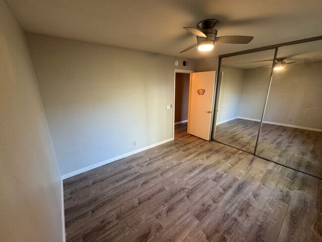 Building Photo - 2Bed - 2Bath ground level