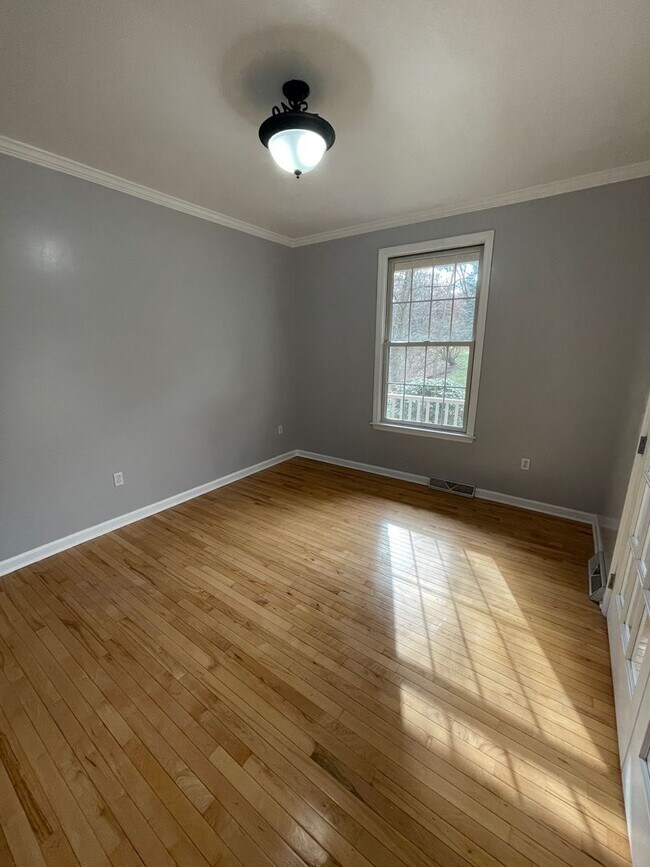 Building Photo - Beautiful custom built 5 bed 4 bath home with finished basement ready for you to move-in!