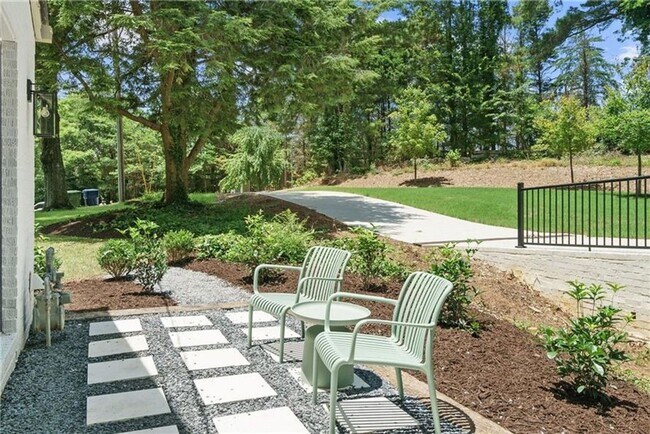Building Photo - Designer Living with Charm in North Buckhead