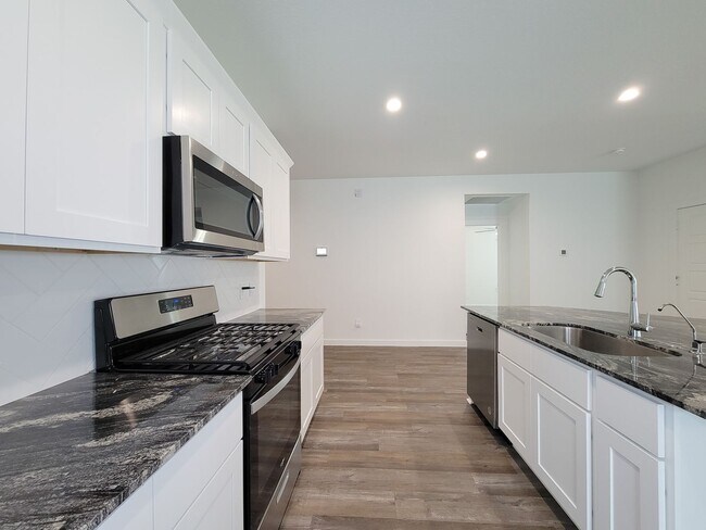 Building Photo - This stunning 4-bedroom, 2-bathroom Rosharon lease features modern upgrades, an open-concept layo...