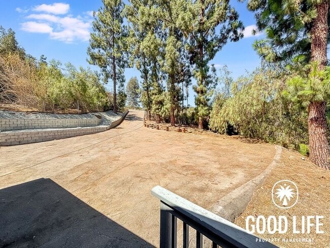 Building Photo - 9400 Crest Dr