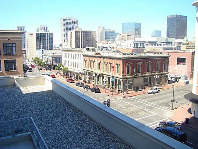 Building Photo - Gorgeous Condo in East Village!