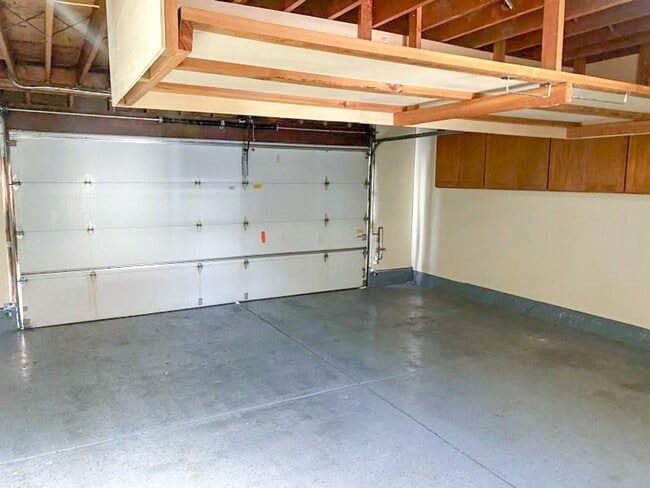 Building Photo - Welcome to this charming 3 bedroom, 2 bath...