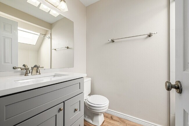 Building Photo - "Cozy 1-Bedroom Condo Retreat in Prime Tho...