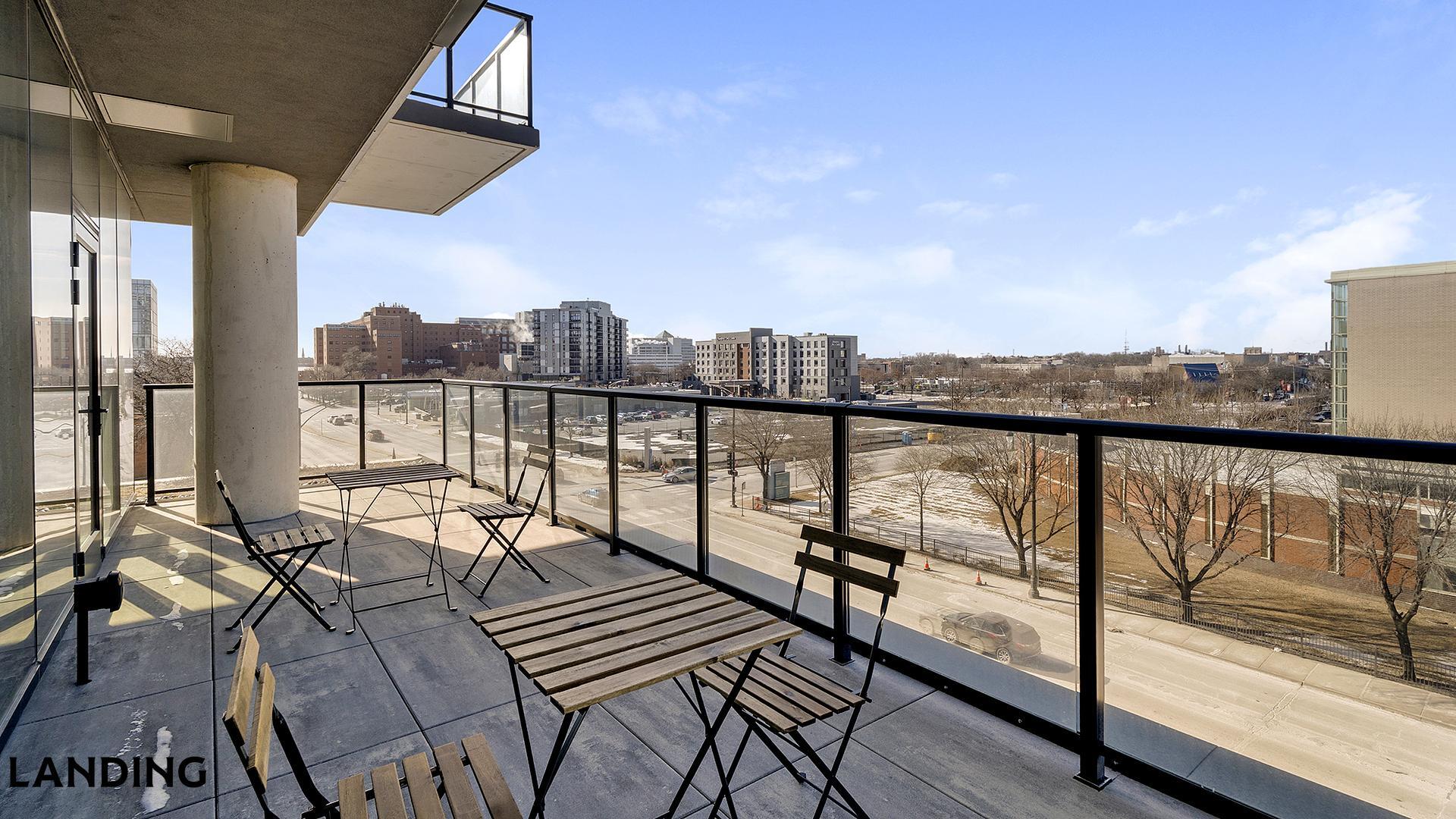 Building Photo - 513 S Damen Ave