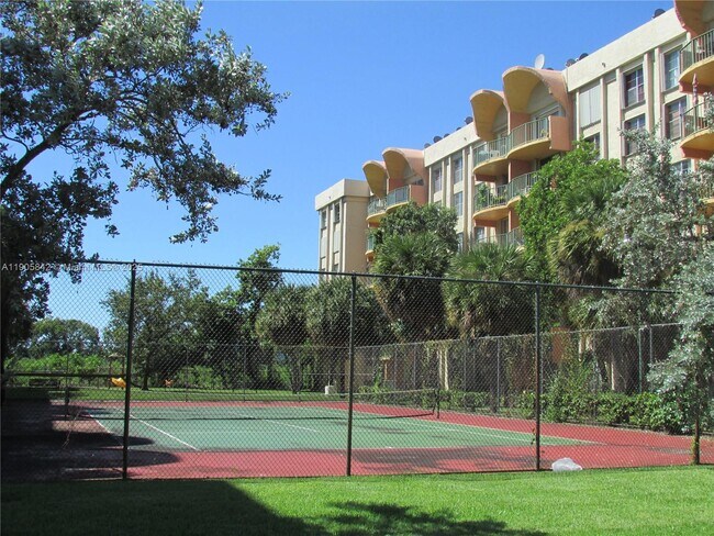 Building Photo - 9360 Fontainebleau Blvd